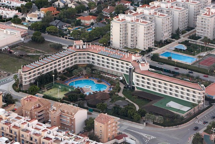 Imagen de los exteriores del Hotel AGH Canet. Foto 9