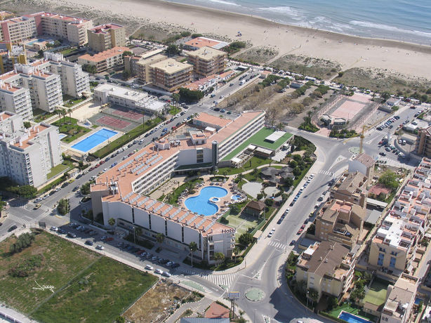 Imagen de los exteriores del Hotel AGH Canet. Foto 11