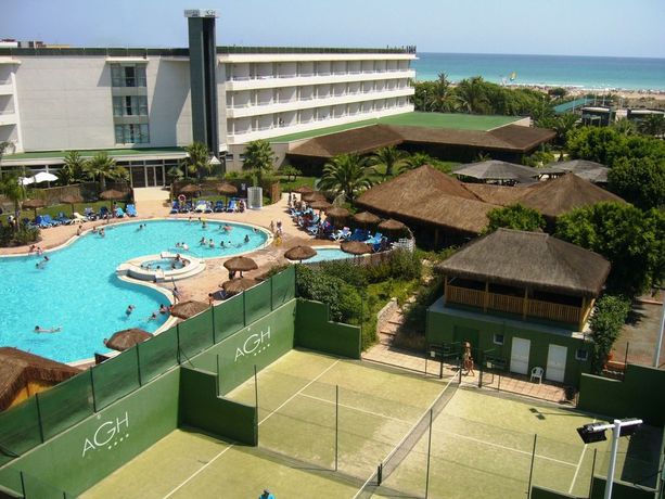 Imagen de los exteriores del Hotel AGH Canet. Foto 12