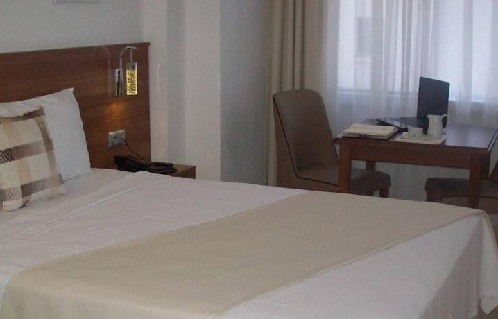 Imagen de la habitación del Hotel AGZ. Foto 7