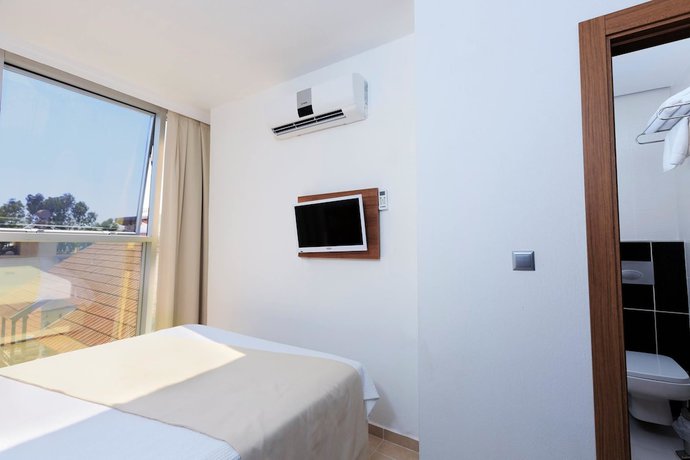 Imagen de la habitación del Hotel AGZ. Foto 9