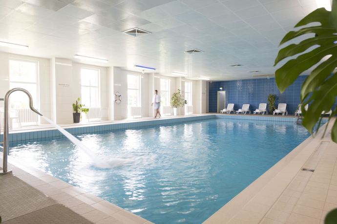 Imagen de la piscina del Hotel AHORN Waldhotel Altenberg. Foto 13