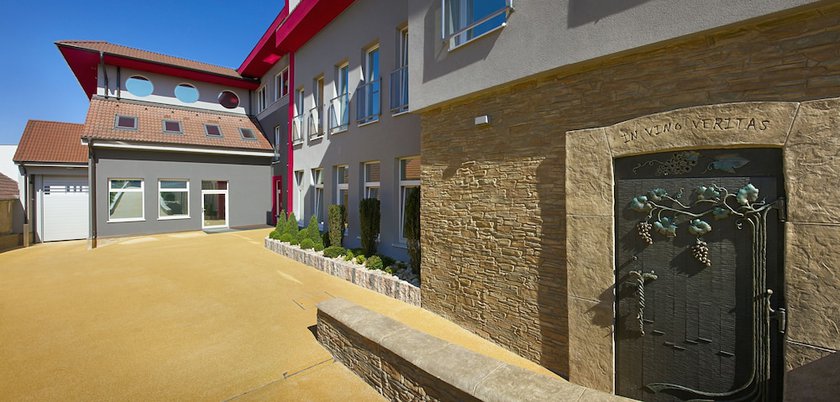 Imagen de los exteriores del Hotel AIR, Hol&iacute;č. Foto 14