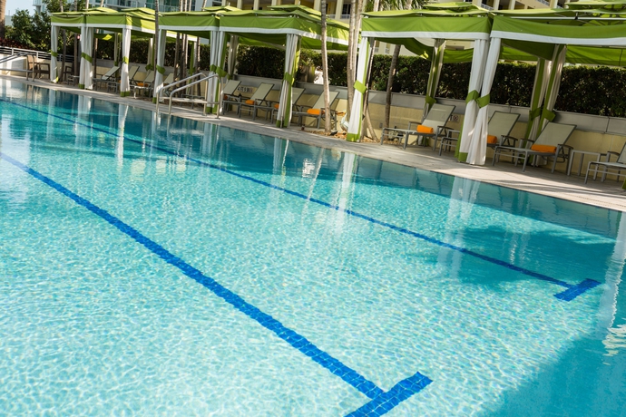 Imagen de la piscina del Hotel AKA Brickell. Foto 12