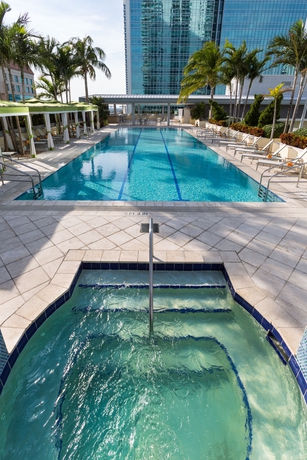 Imagen de la piscina del Hotel AKA Brickell. Foto 13