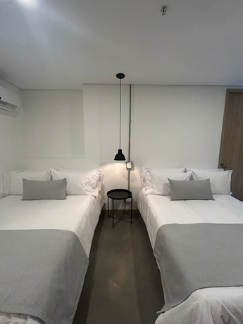 Imagen de la habitación del Hotel AKELA 30 HOTEL. Foto 15