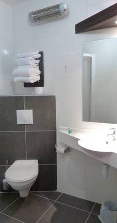 Imagen de la habitación del Hotel AKENA La Ferté Bernard. Foto 8