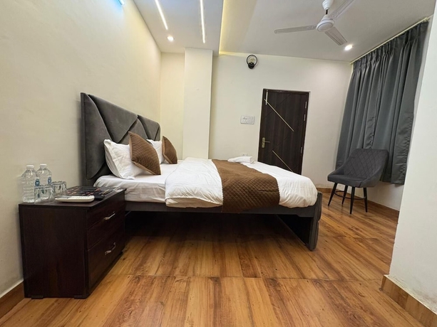 Imagen de la habitación del Hotel AKS Grand Hotel in Varanasi. Foto 3