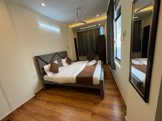Imagen de la habitación del Hotel AKS Grand Hotel in Varanasi. Foto 5