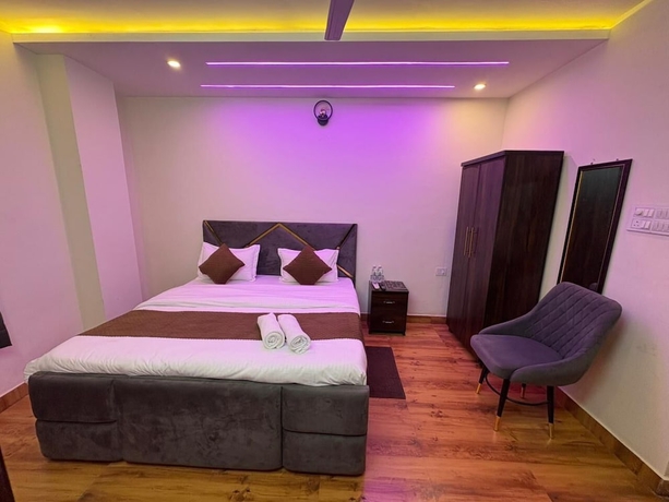 Imagen de la habitación del Hotel AKS Grand Hotel in Varanasi. Foto 6