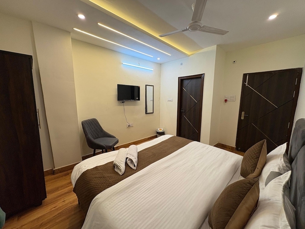 Imagen de la habitación del Hotel AKS Grand Hotel in Varanasi. Foto 9
