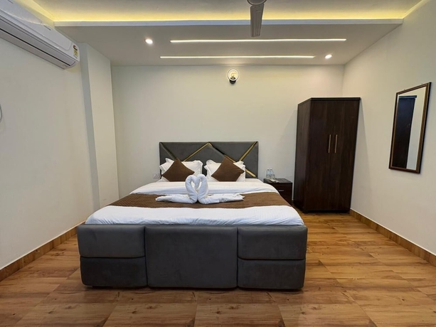 Imagen de la habitación del Hotel AKS Grand Hotel in Varanasi. Foto 11