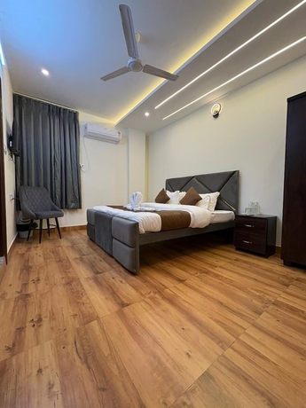 Imagen de la habitación del Hotel AKS Grand Hotel in Varanasi. Foto 12