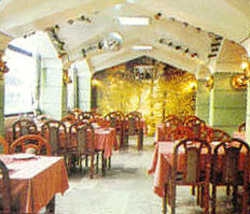 Imagen del bar/restaurante del Hotel AL IWAN. Foto 2