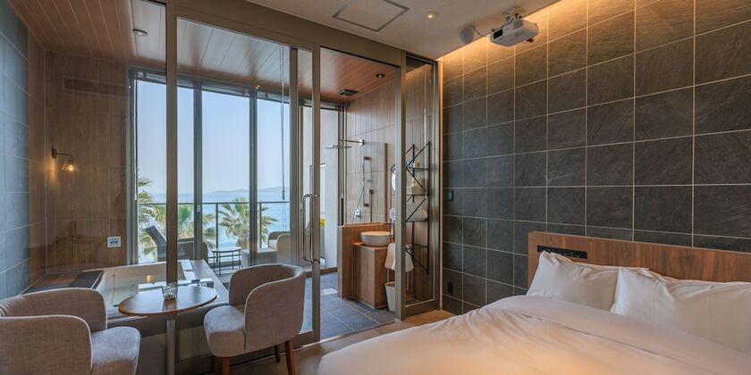 Imagen general del Hotel ALBAHOTELANDGLAMPING. Foto 7