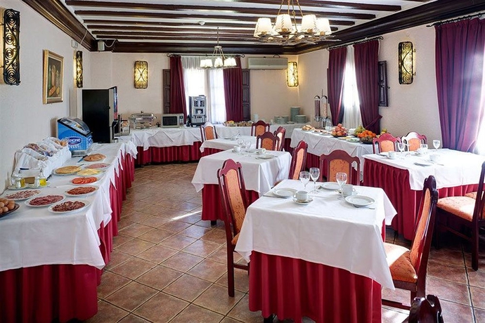 Imagen del bar/restaurante del Hotel ALBARRACIN. Foto 1
