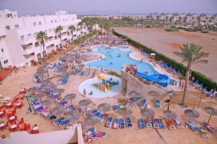 Imagen de la piscina del Hotel ALEGRIA Cabo de Gata. Foto 11