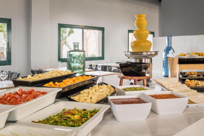 Imagen del bar/restaurante del Hotel ALEGRIA Colonial Mar Aquafun. Foto 3