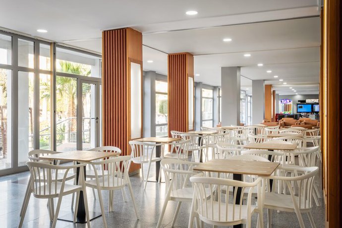 Imagen de los interiores del Hotel ALEGRIA Fénix Family. Foto 9