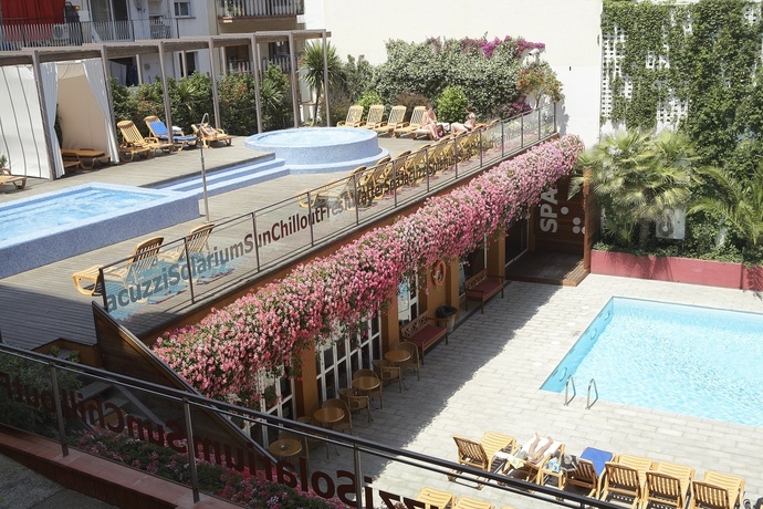 Imagen de la piscina del Hotel ALEGRIA Plaza Paris. Foto 16