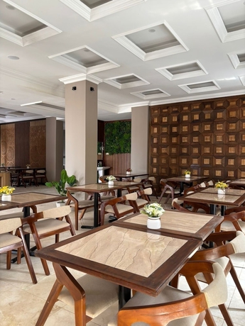 Imagen del bar/restaurante del Hotel ALESHA HOTEL. Foto 4