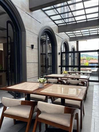 Imagen del bar/restaurante del Hotel ALESHA HOTEL. Foto 5