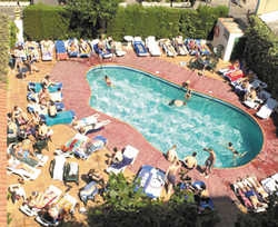 Imagen de la piscina del Hotel ALHAMBRA LLORET HOTEL. Foto 3