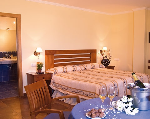 Imagen de la habitación del Hotel ALMAGRO SUITES. Foto 3