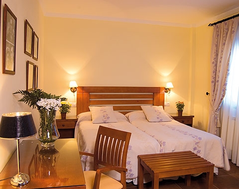 Imagen de la habitación del Hotel ALMAGRO SUITES. Foto 5