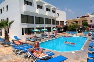 Imagen de la piscina del Hotel ALONIA. Foto 5