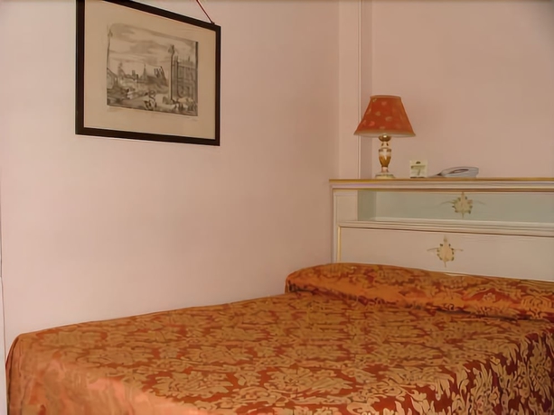 Imagen de la habitación del Hotel AMBASSADOR TRE ROSE. Foto 5