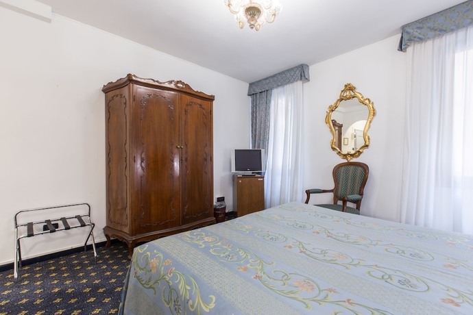 Imagen de la habitación del Hotel AMBASSADOR TRE ROSE. Foto 7