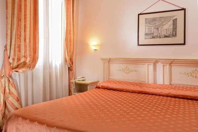 Imagen de la habitación del Hotel AMBASSADOR TRE ROSE. Foto 8