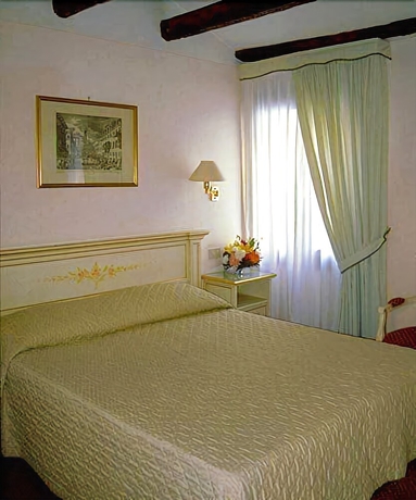 Imagen de la habitación del Hotel AMBASSADOR TRE ROSE. Foto 12