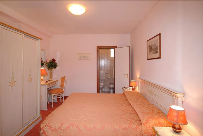 Imagen de la habitación del Hotel AMBASSADOR TRE ROSE. Foto 13