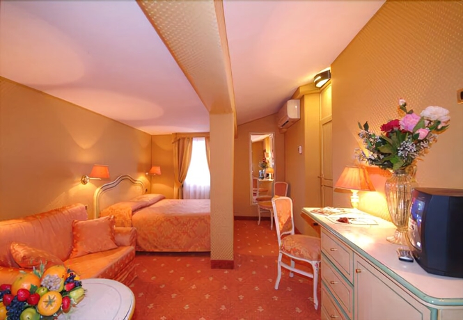 Imagen de la habitación del Hotel AMBASSADOR TRE ROSE. Foto 14