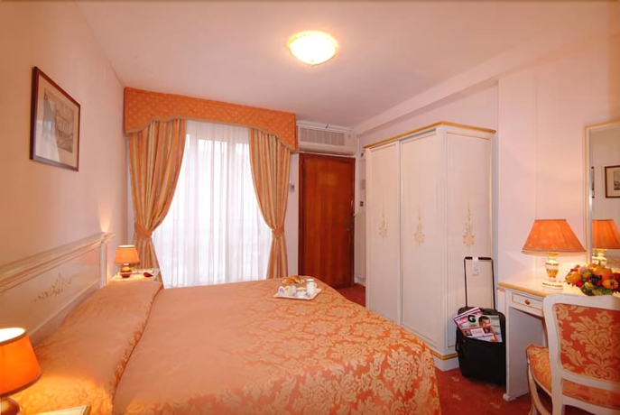 Imagen de la habitación del Hotel AMBASSADOR TRE ROSE. Foto 15