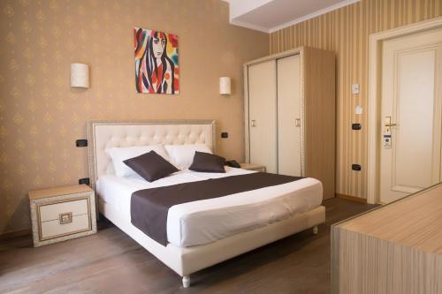 Imagen de la habitación del Hotel AMH Durres. Foto 18