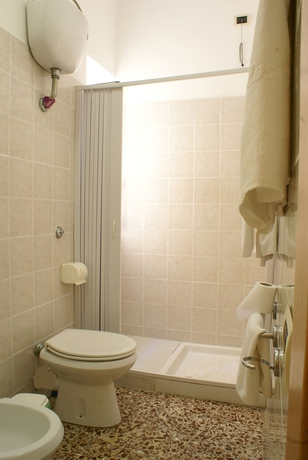 Imagen de la habitación del Hotel AMICI. Foto 5