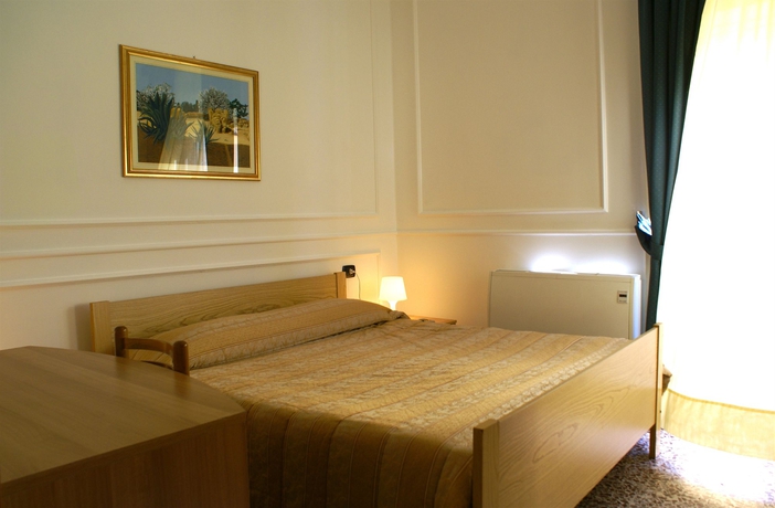 Imagen de la habitación del Hotel AMICI. Foto 8