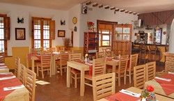 Imagen del bar/restaurante del Hotel APARTAMENTOS CANTUESO CASAS Y RESTAURANTE. Foto 2