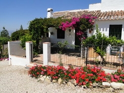 Imagen de los exteriores del Hotel APARTAMENTOS CANTUESO CASAS Y RESTAURANTE. Foto 3