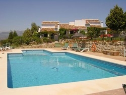 Imagen de la piscina del Hotel APARTAMENTOS CANTUESO CASAS Y RESTAURANTE. Foto 4