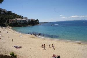 Imagen de los exteriores del Hotel APARTAMENTOS CANYELLES MARINA 3000 - ROSES. Foto 4