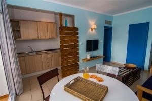 Imagen de la habitación del Hotel APARTAMENTOS CANYELLES MARINA 3000 - ROSES. Foto 2