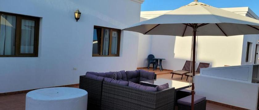 Imagen de los exteriores del Hotel APARTAMENTOS FLOR. Foto 15