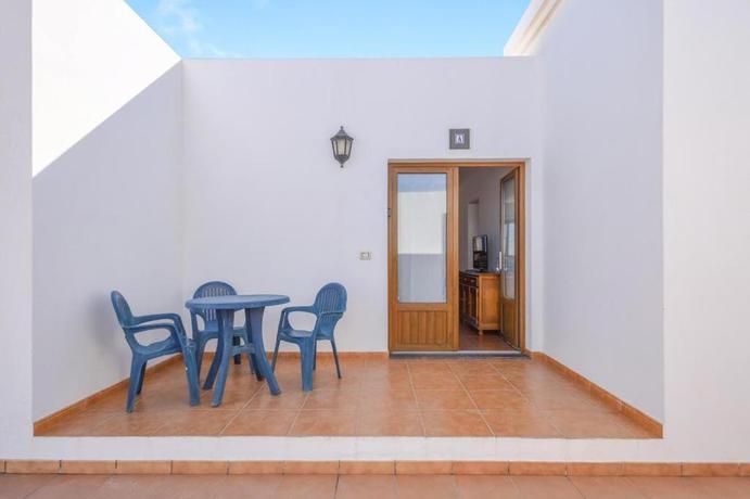 Imagen de los exteriores del Hotel APARTAMENTOS FLOR. Foto 16