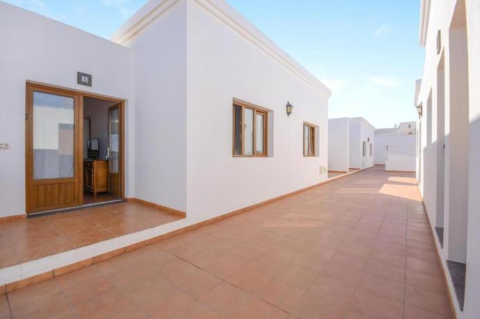 Imagen de los exteriores del Hotel APARTAMENTOS FLOR. Foto 17