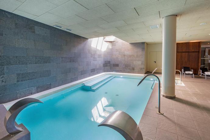 Imagen de la piscina del Hotel APARTAMENTOS TRAINERA. Foto 14