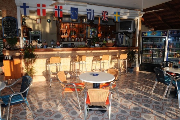 Imagen del bar/restaurante del Hotel APARTHOTEL CHRYSANTHI. Foto 2